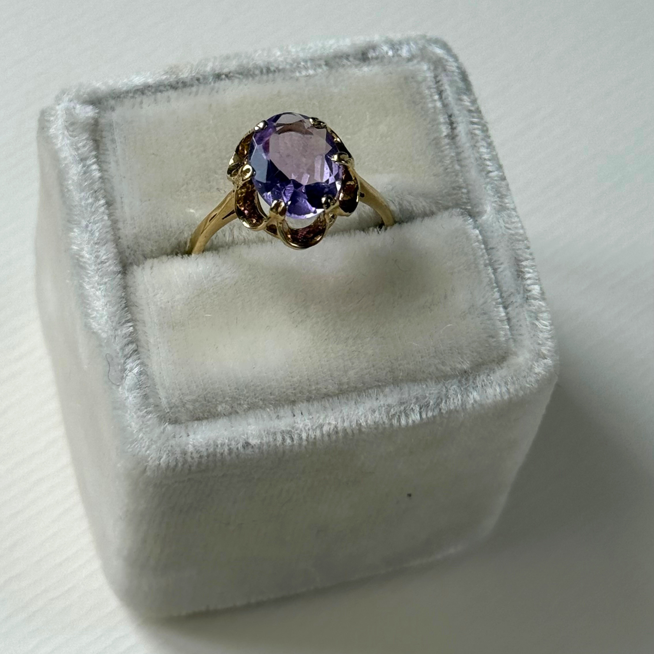Amethist Buttercup Ring