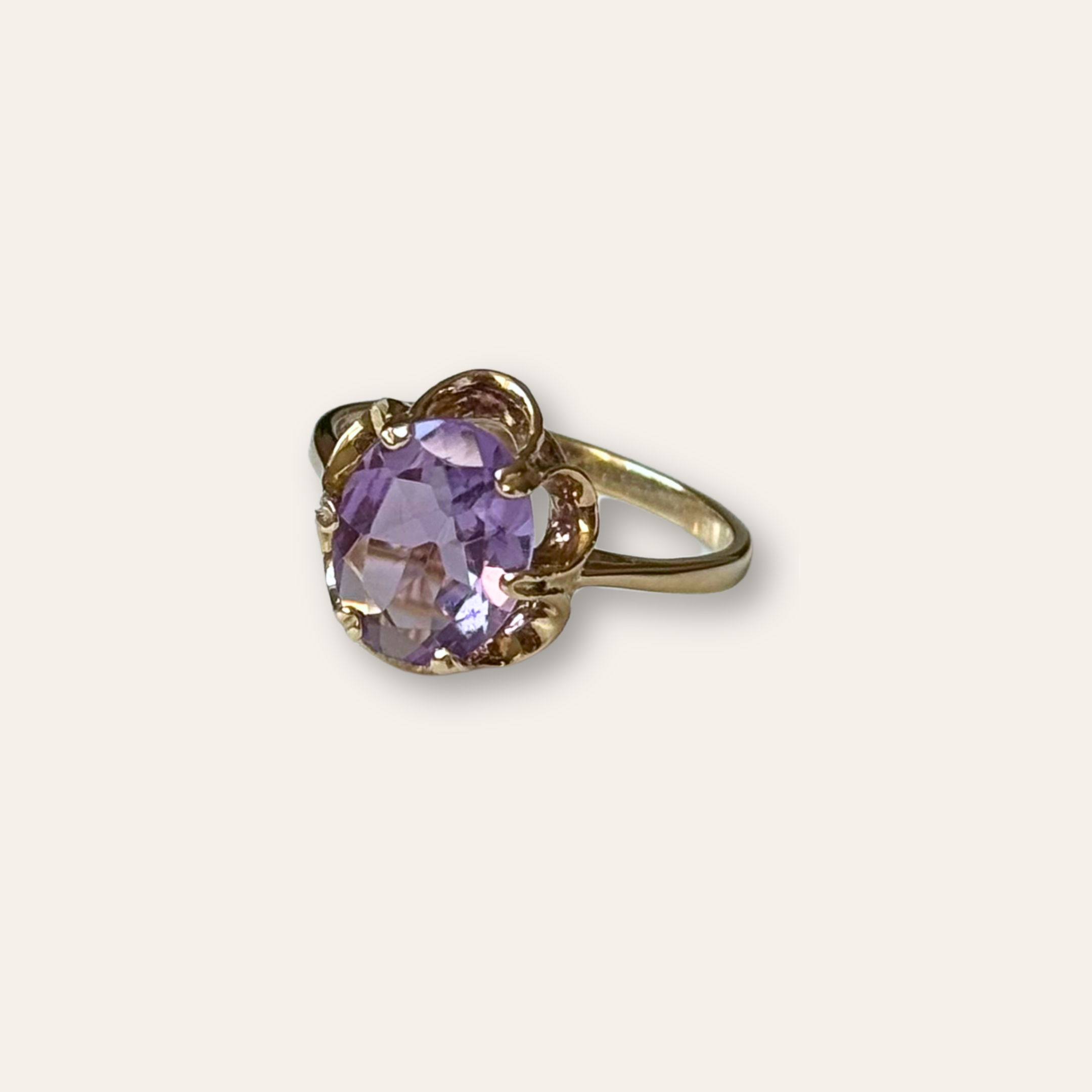 Amethist Buttercup Ring